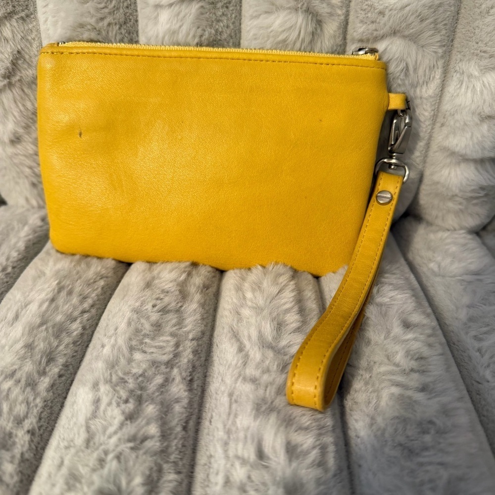 Kenneth Cole leather zip wristlet / wallet. - Picture 2 of 4